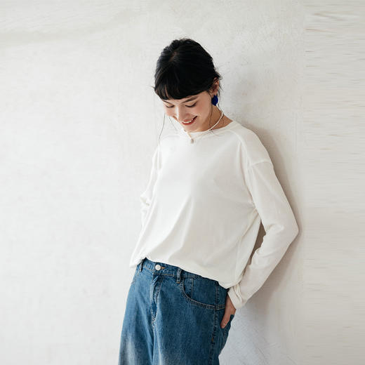 绽放旅行女装593朵/天丝羊毛弹力圆领柔软感落肩长袖文艺纯色T恤 商品图0