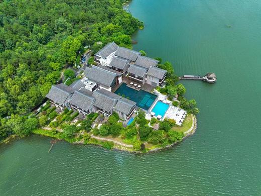 ★坐拥天目湖★￥999起/晚，天目湖畔奢享【溧阳隐居天目湖WEI酒店】隐谧•雅韵房+早餐，传统文化体验+多项玩乐~独揽4000余亩湖光山色！另有湖景房、庭院房套餐可选，有效期至2025年12月30日 商品图0