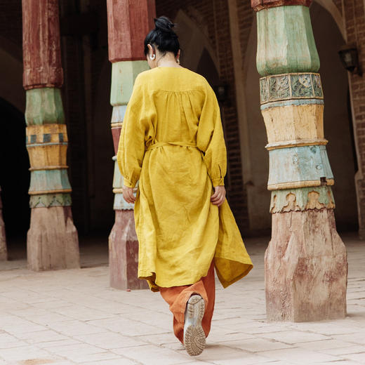 绽放旅行女装577朵/砂洗亚麻开襟系扣碎褶宽松落肩圆领长袖外套 商品图3