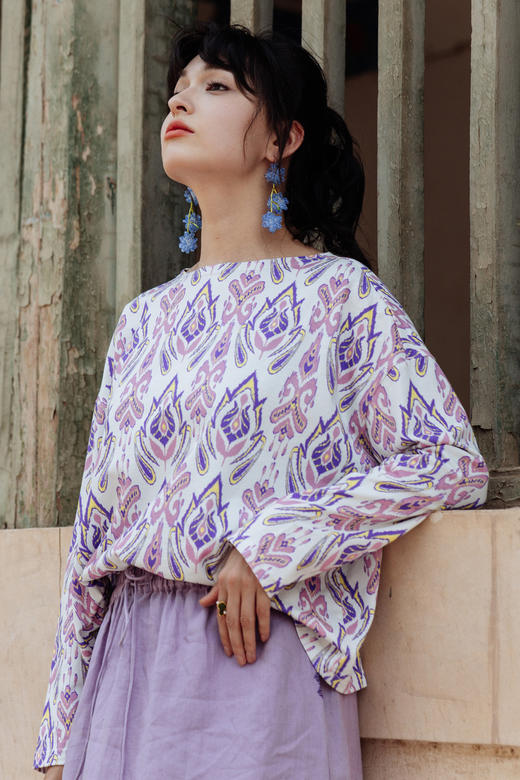 绽放旅行女装594朵/紫色艾德莱斯印花长绒棉双纱圆领直筒长袖T恤 商品图5