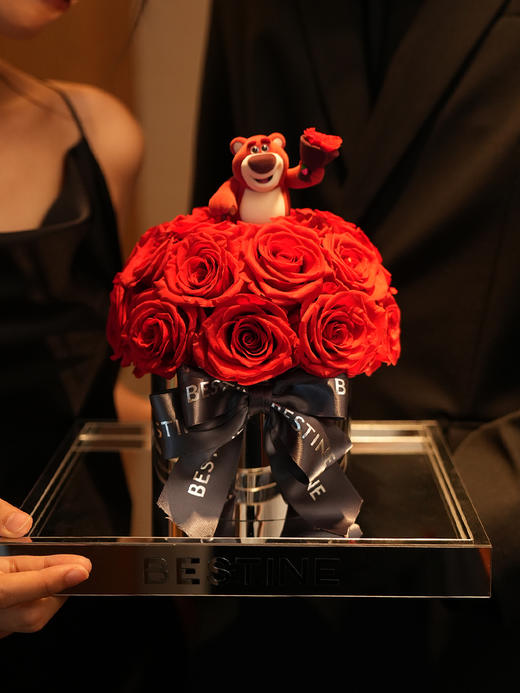 VBEINGS花语 草莓熊 玫瑰花束抱抱桶 草莓熊永生花玫瑰抱抱桶花束摆件礼盒生日 商品图3