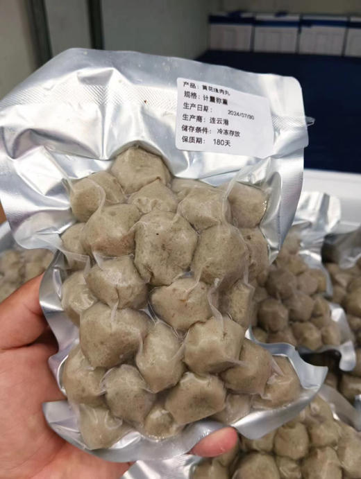 手工黄花鱼丸！纯正鱼肉滑嫩鲜香，用新鲜海捕的原料做成的鱼丸三大手打古法工艺（螺旋捶打工艺、低温定型工艺、活性锁鲜工艺）制作而成！Q弹饱满，丰富蛋白，营养美味双在线！一斤/袋 商品图3