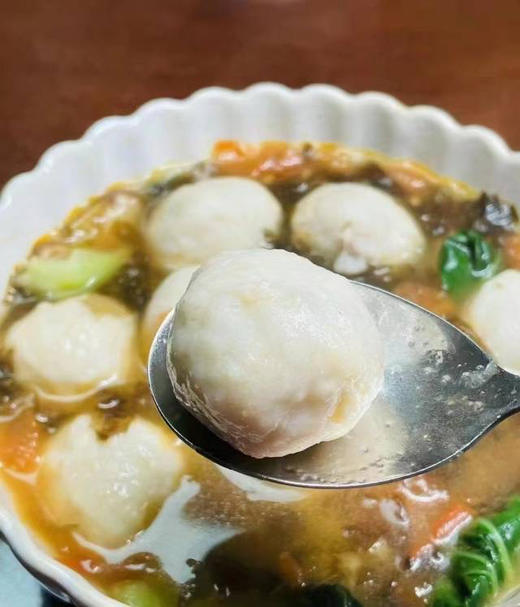 手工黄花鱼丸！纯正鱼肉滑嫩鲜香，用新鲜海捕的原料做成的鱼丸三大手打古法工艺（螺旋捶打工艺、低温定型工艺、活性锁鲜工艺）制作而成！Q弹饱满，丰富蛋白，营养美味双在线！一斤/袋 商品图1