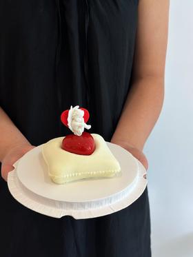 爱神降临 焦糖巧克力白桃 · 慕斯蛋糕