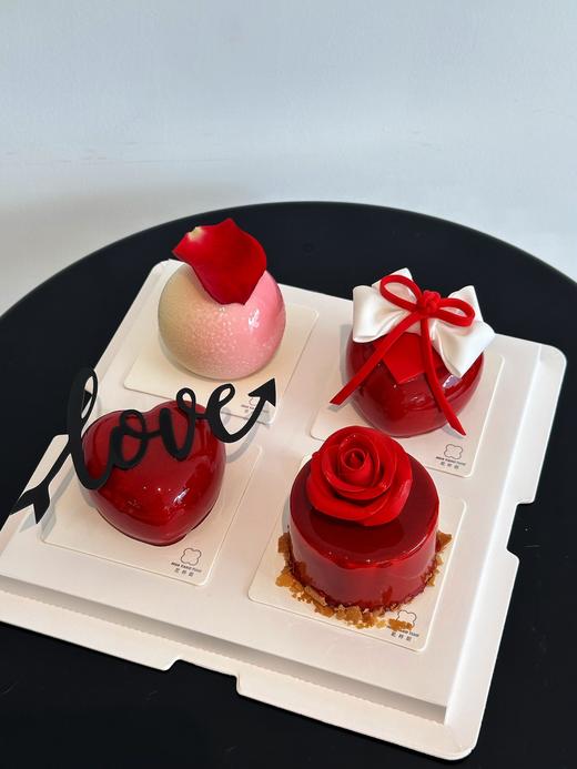 · 四拼甜品礼盒 商品图1