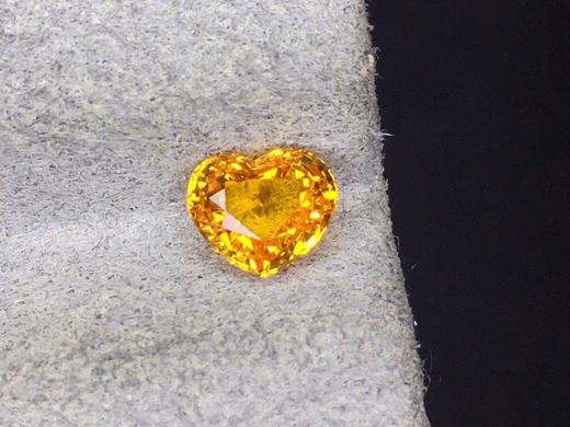 1.21ct 黄蓝宝裸石 商品图2