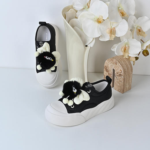 经典鲨2024年秋季新款韩版平底舒适丑萌挂件休闲鞋小白鞋女KW291-D37051 商品图3