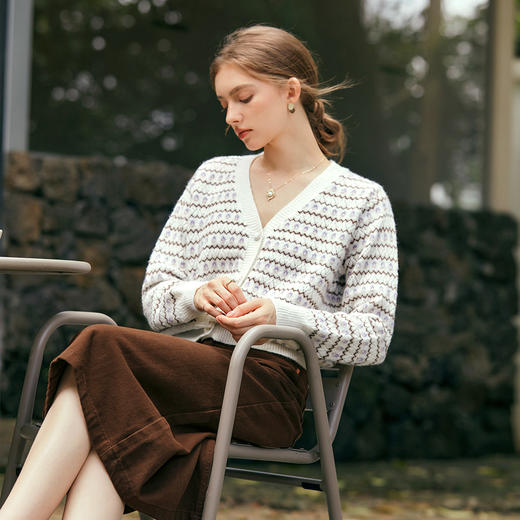 
欧芮儿法式v领条纹提花毛衣开衫女秋2024新款复古百搭针织外套 商品图2