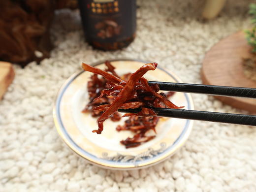 【产地直发】松茸菌、鸡枞菌、牛肝菌。采用生长在云南原始森林中纯天然绿色野生食用菌，采用先进高温杀菌技术，0添加，0防腐剂，老少皆宜。 商品图7