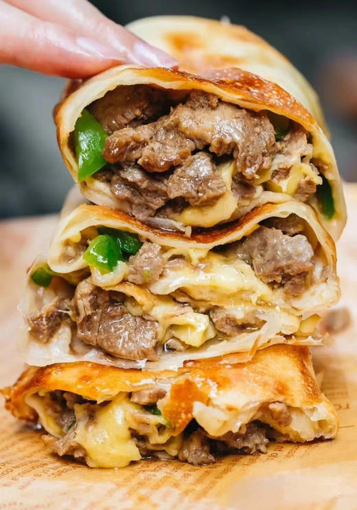 没错‼️就是它‼️逛山姆必买一的款，MM山姆烤牛肉卷🔥逛完一圈，必在山姆餐吧买几根牛肉卷回去，因为全家都爱吃[烟花]
山姆餐吧售价20元一根！超长一大根！一袋2根装，每根足足280g💥 商品图2