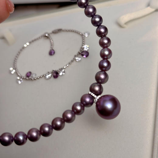 紫色系，风靡全球。purple～
13mm大吊坠，正圆无暇，一个极光浓紫，价格很好，喜欢收走。 商品图5