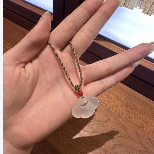 六鑫珠宝  国潮风玉髓如意祥云锁吊坠 长度可调节 商品图1