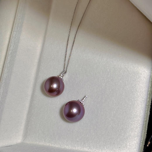 紫色系，风靡全球。purple～
13mm大吊坠，正圆无暇，一个极光浓紫，价格很好，喜欢收走。 商品图6