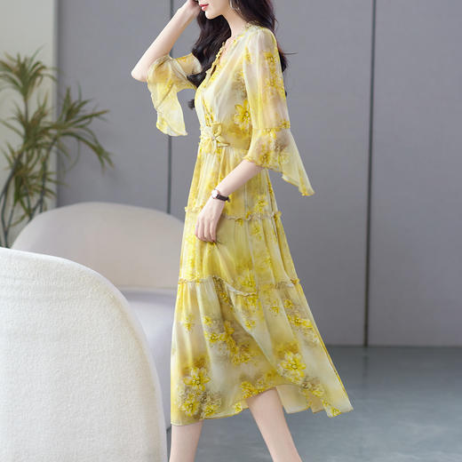 WM78071显肤白V领桑蚕丝黄色碎花裙真丝连衣裙女夏季高级感长裙 商品图1