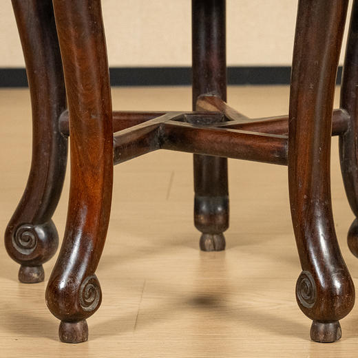 清代 红木回纹三弯腿五足圆凳（一堂四件） 商品图3