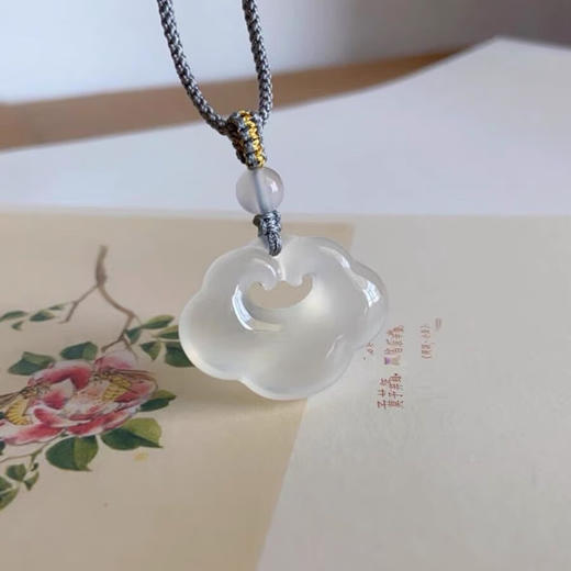 六鑫珠宝  国潮风玉髓如意祥云锁吊坠 长度可调节 商品图5