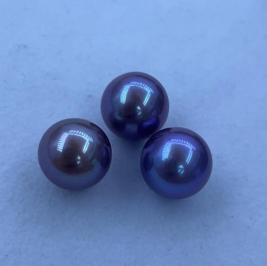 紫色系，风靡全球。purple～
13mm大吊坠，正圆无暇，一个极光浓紫，价格很好，喜欢收走。 商品图4