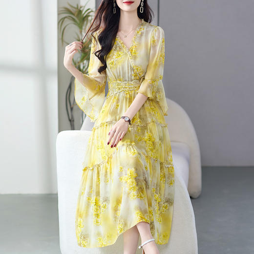 WM78071显肤白V领桑蚕丝黄色碎花裙真丝连衣裙女夏季高级感长裙 商品图0
