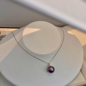 紫色系，风靡全球。purple～
13mm大吊坠，正圆无暇，一个极光浓紫，价格很好，喜欢收走。