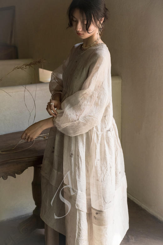 Mutedance  金色/裸色植物染纱质真丝连衣裙 商品图3