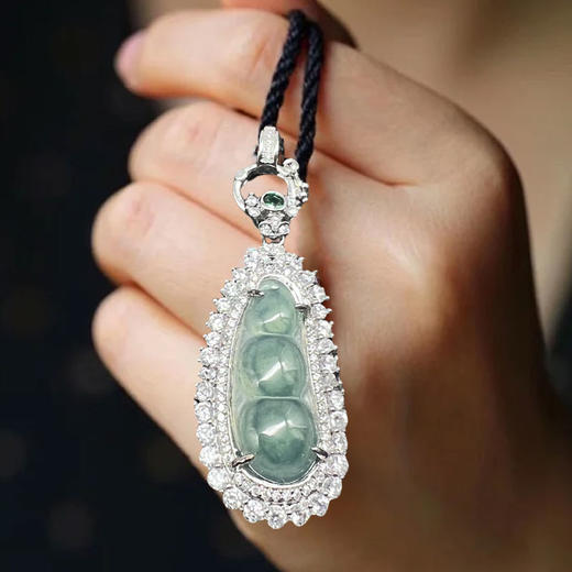 千年珠宝【天然翡翠福豆项链】国 家玉雕工艺大师杨大钊老师创作 玉质细腻温润 触感顺滑 色泽柔和 雕刻技艺精湛 商品图3