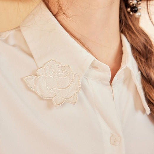 两三事 梦同游 2024秋季新款简约绣花翻领绑带衬衫裙连衣裙 商品图2