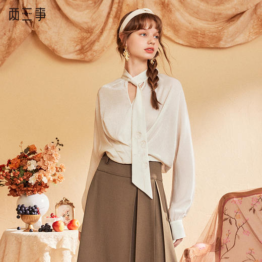 两三事沉溺云端2024秋季新款简约刺绣绑带镂空v领长袖衬衫女宽松 商品图0