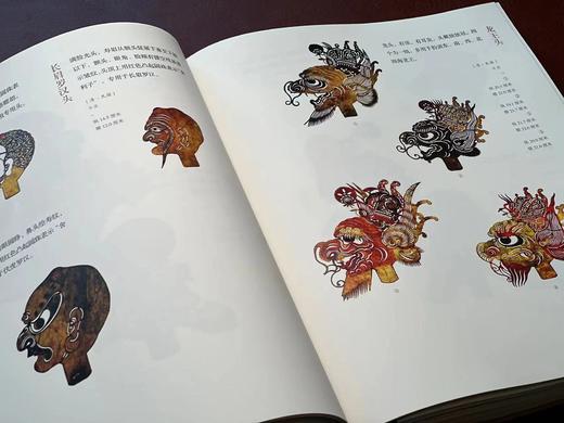 《成都皮影》，成都博物馆 编著，16开，仿皮面精装，310页，巴蜀书社2020年12月一版一印。定价398，售价178元。 商品图6