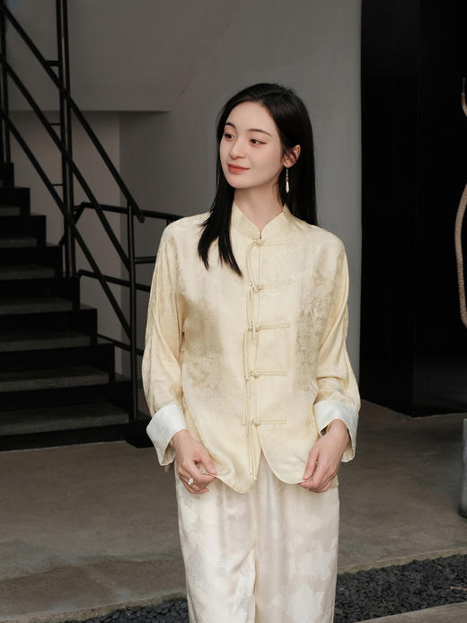 盛唐婧 |提花真丝缎一鹿有你对襟外套-杏色 商品图1