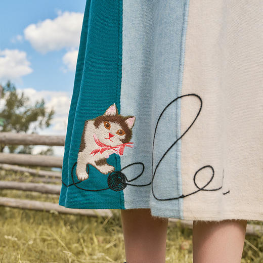 两三事梵高文艺毛线乐园2024秋季新款小猫刺绣拼色针织高腰半身裙 商品图2