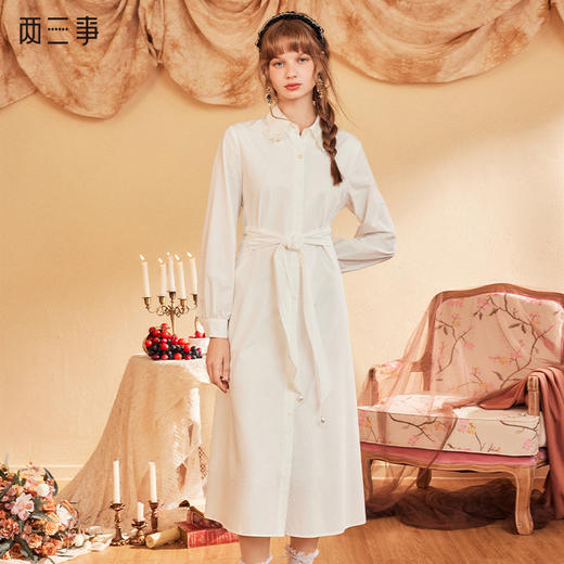 两三事 梦同游 2024秋季新款简约绣花翻领绑带衬衫裙连衣裙 商品图0