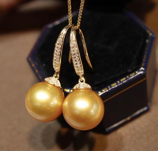 519002 南洋金珍珠耳环款 18k金钻石镶嵌，珠子正圆浓金强光极微瑕，色标级别 大小12.6mm 超值价💰6280 商品图1