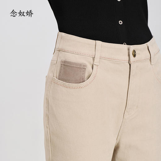 【商场同款】CNT4899 “ 奶茶牛仔裤 ” 奶茶色柔和雅致 小烟管裤型利落修身 刺绣和拼接设计 立体美观 棉弹牛仔面料 透气好穿 小脚牛仔裤 商品图4