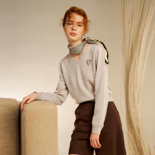 谜底V领套头针织衫女2024秋新品极简风百搭合体柔软毛衣243MZ1322 商品图1