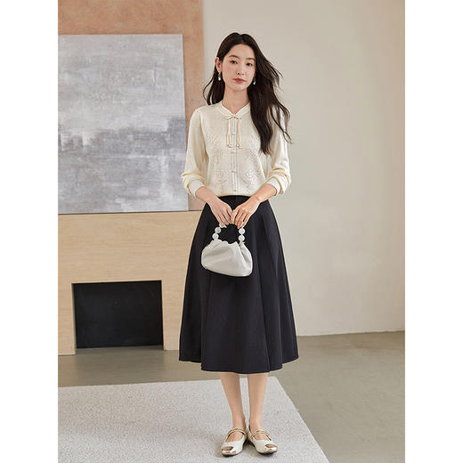 【69元福袋，不支持退换】熙世界新中式暗纹提花针织衫2025秋季新款珍珠盘扣正肩国风上衣 商品图4