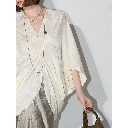 COCOBELLA不对称解构立裁暗纹提花针织衫秋蝙蝠袖罩衫SR7043 商品图3