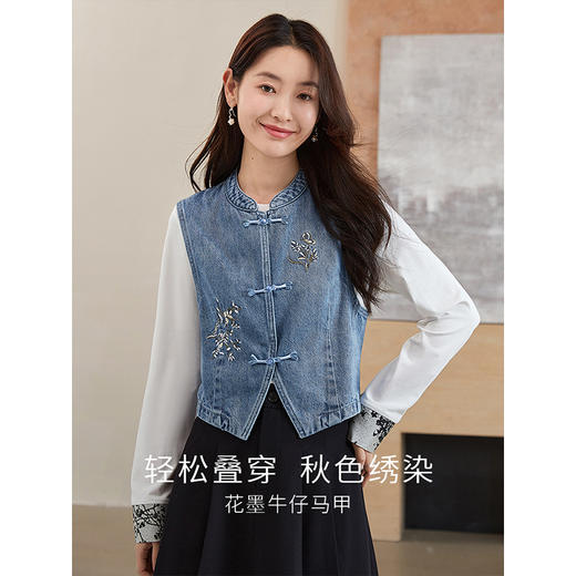 【1件72折】熙世界新中式牛仔马甲2025秋季新款复古国风刺绣盘扣马夹短外套 商品图1
