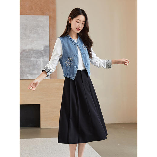 【1件72折】熙世界新中式牛仔马甲2025秋季新款复古国风刺绣盘扣马夹短外套 商品图2