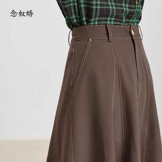 【商场同款】CNS4861 “ 美拉德伞裙 ”  美拉德棕秋季的主打色 多片结构线打造小A摆散裙 裙型流畅立体显瘦 撞色明线设计摩登现代 TR面料垂感有型透气好穿 商品图5