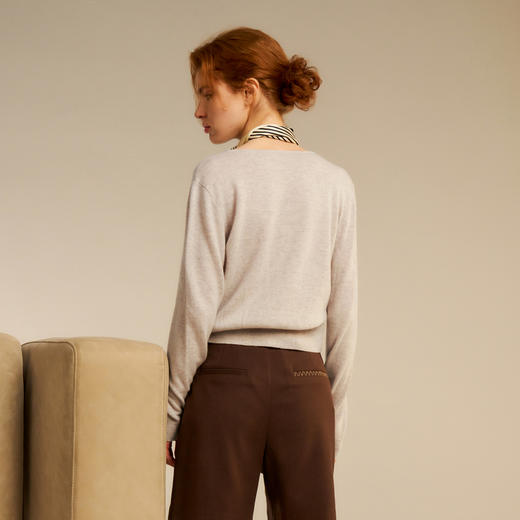 谜底V领套头针织衫女2024秋新品极简风百搭合体柔软毛衣243MZ1322 商品图2