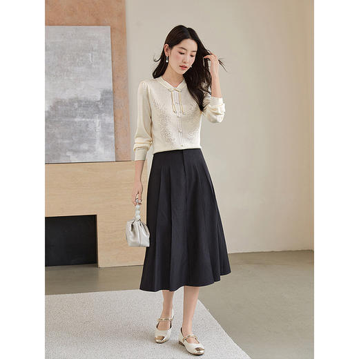 【69元福袋，不支持退换】熙世界新中式暗纹提花针织衫2025秋季新款珍珠盘扣正肩国风上衣 商品图2