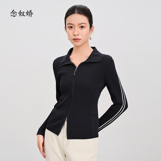 【商场同款】CNR4361 “藏蓝双开拉链直身毛衫”  减龄富有动感的条纹装饰 整体好穿好搭配 休闲摩登时髦单品 细密坑条针织外套 商品图14