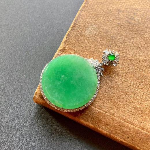 陈梦同款★糯冰种阳绿翡翠无事牌圆牌18k白金镶嵌 商品图1