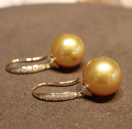 519002 南洋金珍珠耳环款 18k金钻石镶嵌，珠子正圆浓金强光极微瑕，色标级别 大小12.6mm 超值价💰6280 商品图4