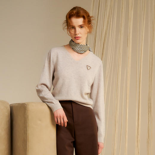 谜底V领套头针织衫女2024秋新品极简风百搭合体柔软毛衣243MZ1322 商品图0