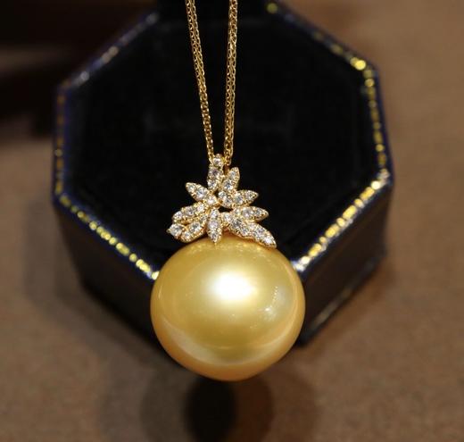 519009 南洋金珍珠巨无霸吊坠 18K金钻石镶嵌，珠子近正圆强光极微瑕，上身效果非常大气上档次 大小17.3mm 超值价💰12300 商品图0