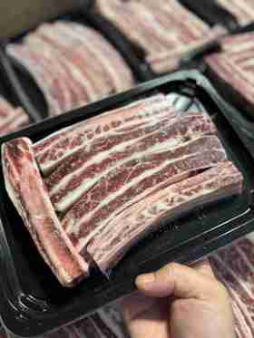 红凤凰和牛带骨牛小排！烤，煎，炖 都非常不错，肉质细嫩，香味扑鼻！高压锅20分钟可以直接拆骨。