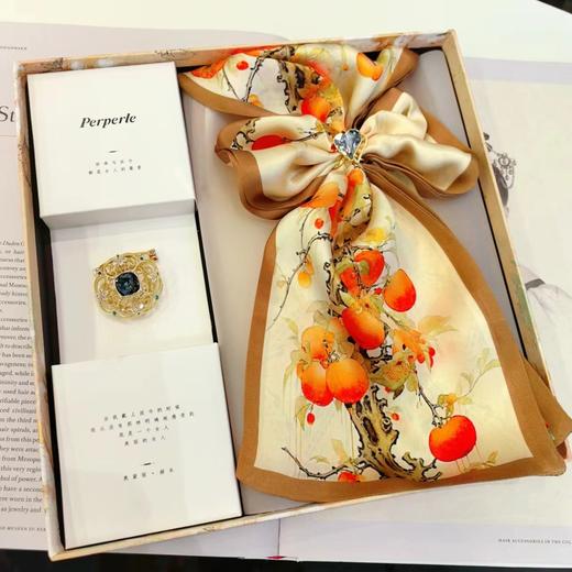 【甄珠贝·国风系列】柿柿如意飘带和施华洛丝巾扣三件套礼盒套装【适合送外宾】 商品图0