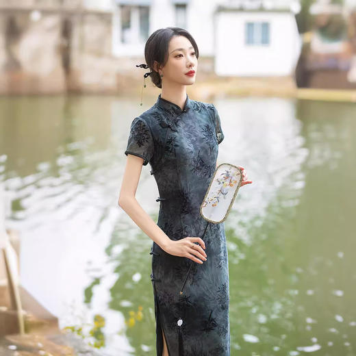 ZAYS-5239时尚改良气质植绒旗袍2024春夏复古老上海年轻款扎染旗袍 商品图3