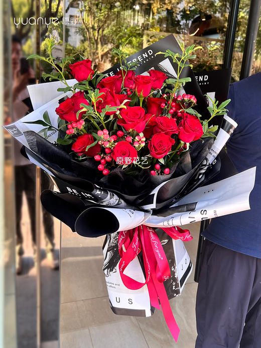 【爱你如初】19支红玫瑰混搭花束 商品图0